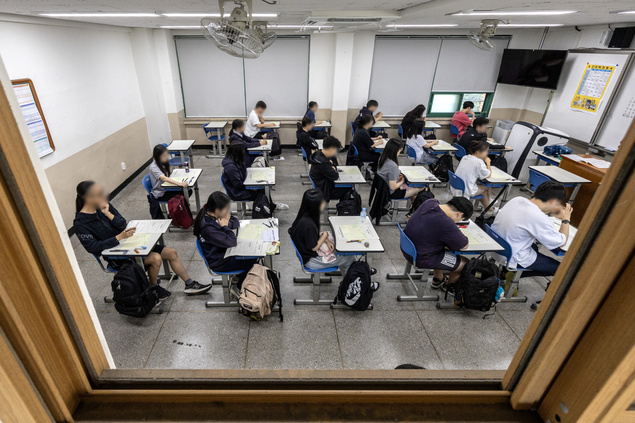 올 9월 대학수학능력시험 모의평가가 매우 평이한 수준이었던 것으로 분석됐다. 9월 모평 시행일인 지난 4일 오전 서울 양천구 신목고등학교 학생들이 시험을 준비하고 있는 모습. [연합]