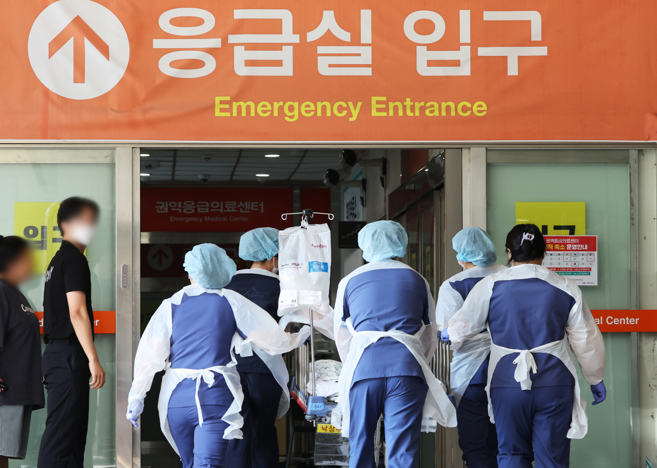 4일 군의관 3명이 배치되는 경기도 수원시 아주대병원에서 의료진이 분주하게 움직이고 있다. [연합]