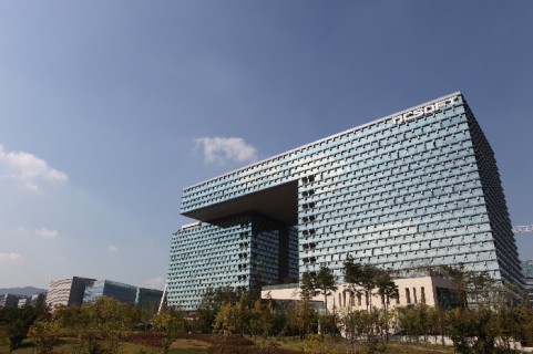 NCSoft pins hopes on new titles to stop bleeding