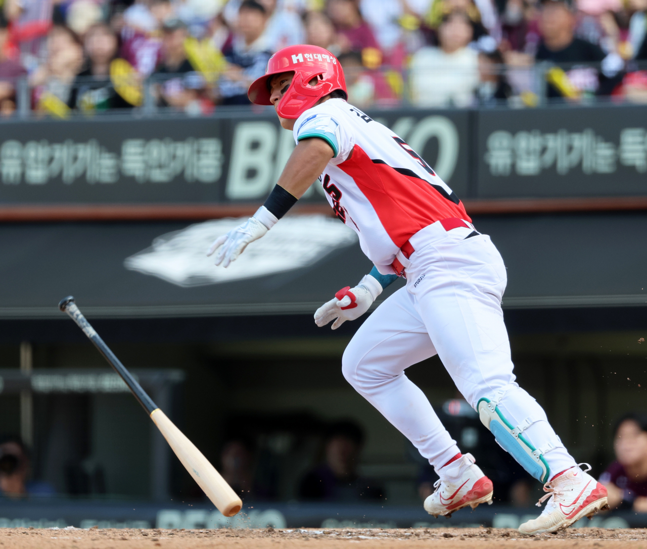 8일 광주기아챔피언스필드에서 열린 프로야구 키움 히어로즈와 KIA 타이거즈의 경기. KIA 김도영이 8회말 1사 2루에서 1타점 안타를 때리고 있다. 김도영은 타점 추가로 역대 3번째 ‘3할-30홈런-30도루-100타점-100득점’을 달성했다. [연합]