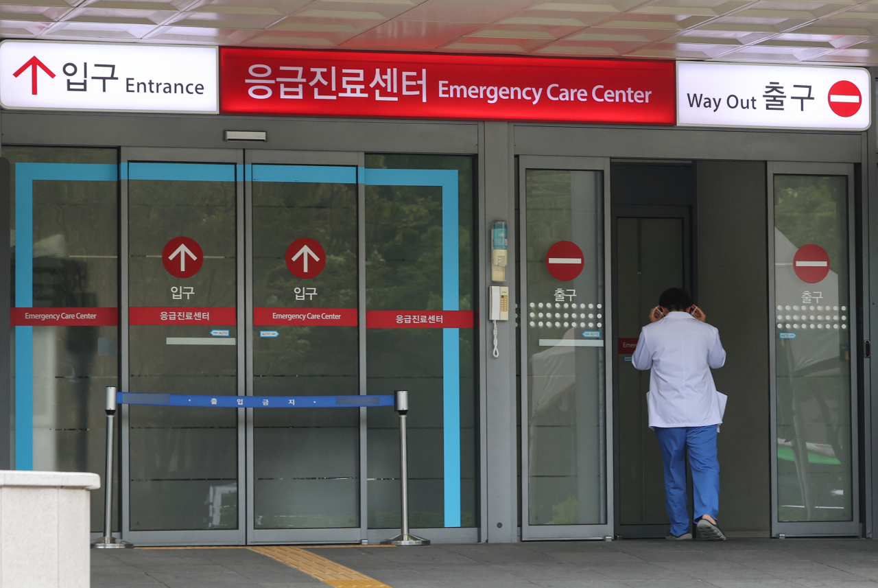 전국 곳곳에서 응급실 운영에 어려움을 겪는 가운데 6일 서울 시내 한 병원 응급진료센터로 의료 관계자가 향하고 있다. [연합]