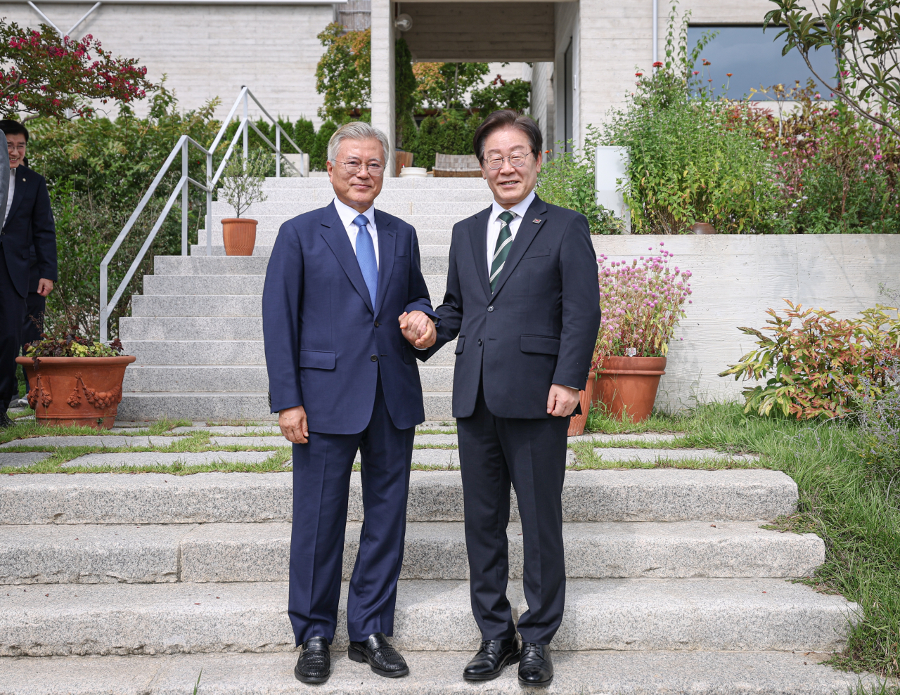 8일 경남 양산 평산마을을 찾은 이재명(오른쪽) 더불어민주당 대표와 문재인 전 대통령. [민주당 제공]