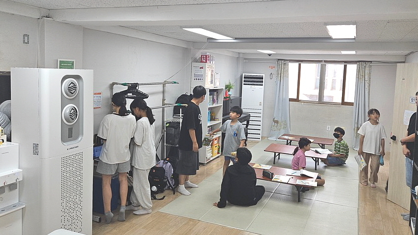 서울 강북구는 서울 자치구 최초로 지역아동센터에 스마트 환기청정기를 보급했다.[강북구 제공]