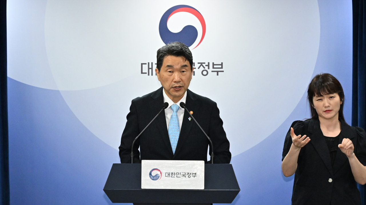 교육부가 올해 초·중·고교생 사교육비를 26조7000억원으로 지난해 대비 1.5% 감소시키겠다는 목표를 제시했다. 사진은 이주호 사회부총리 겸 교육부장관. 임세준 기자