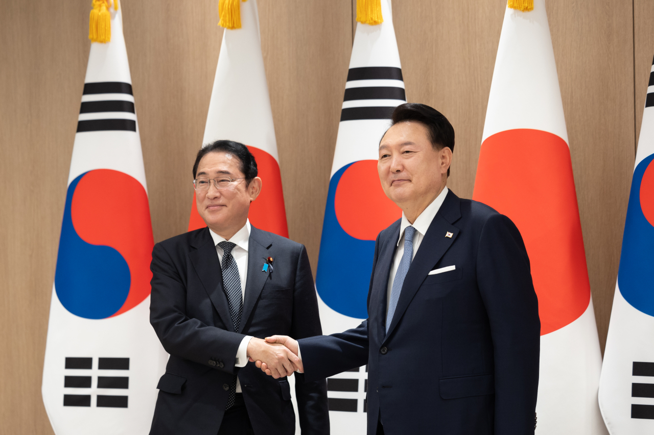윤석열 대통령이 지난 6일 서울 용산 대통령실에서 열린 한일 확대 정상회담에서 기시다 후미오 일본 총리와 악수하고 있다. [연합]