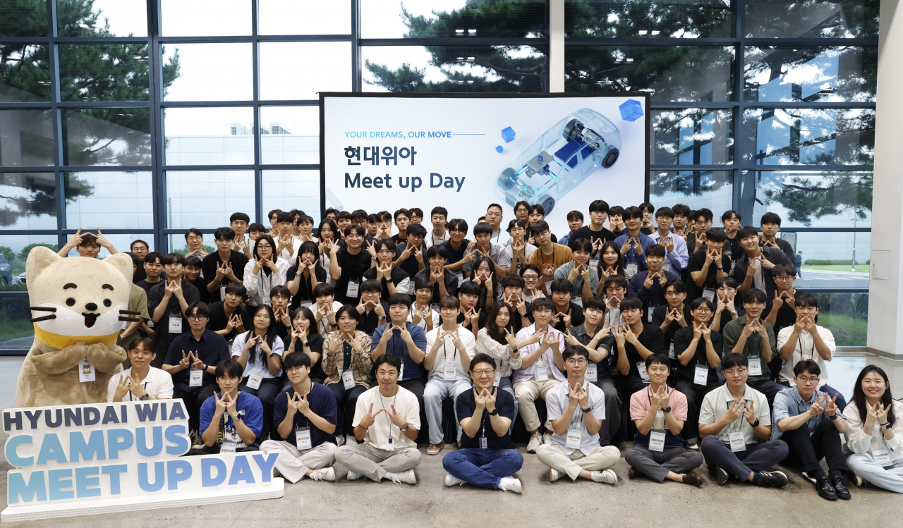 지난 6일 경기 의왕시 현대위아 의왕연구소에서 열관리 시스템(TMS) ‘밋 업 데이’ 참가자들이 기념 촬영을 하는 모습. [현대위아 제공]