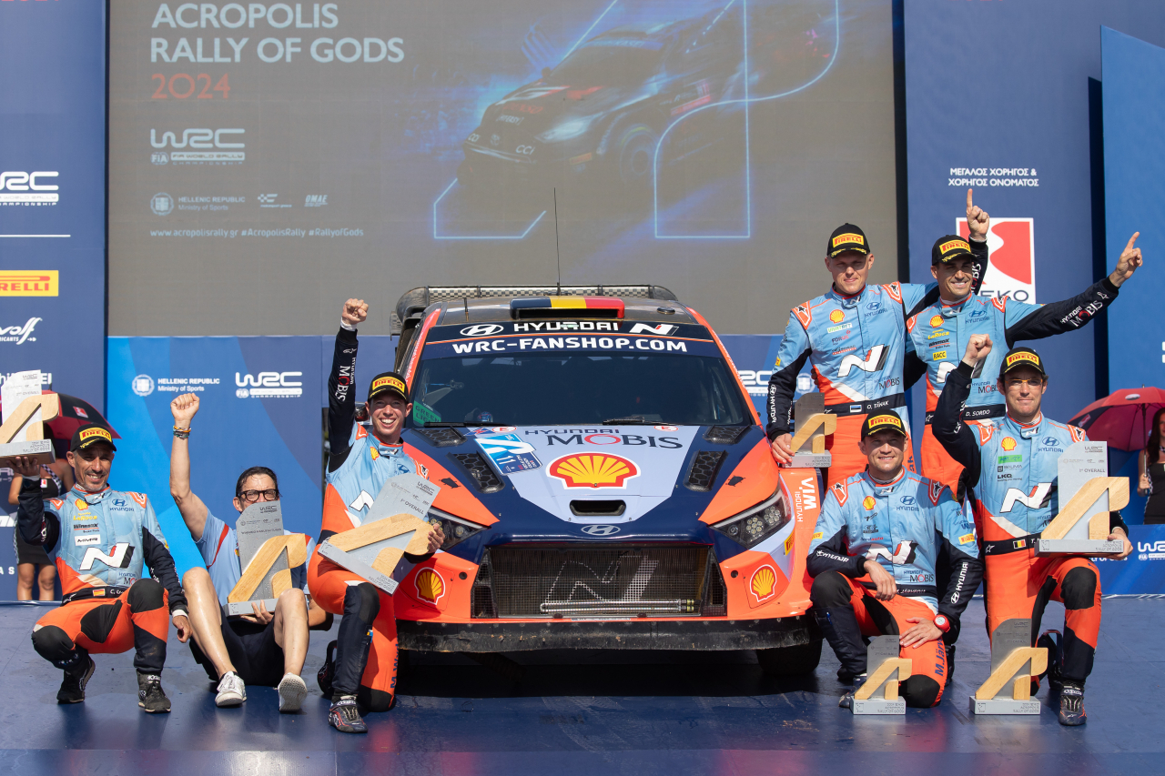 ‘2024 WRC 그리스 랠리’에서 트리플 포디움을 달성한 현대자동차 월드랠리팀의 시상식 장면 [현대차 제공]