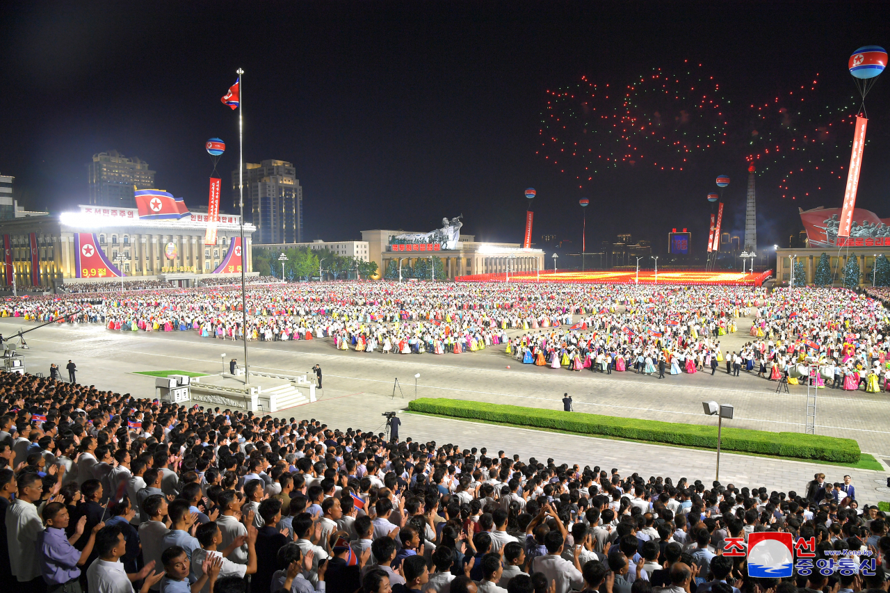 북한 정권수립(9·9절) 76주년 경축집회 및 야회가 8일 김일성광장에서 진행되었다고 조선중앙통신이 9일 보도했다. [연합]