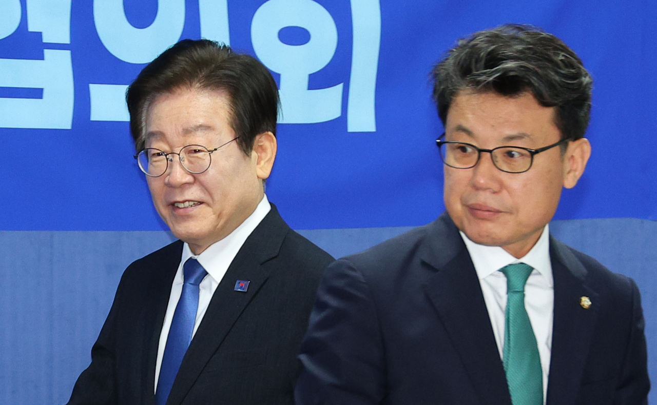 이재명 더불어민주당 대표가 지난 2일 오전 국회 의원회관에서 열린 서울·인천·강원 예산정책협의회에서 입장하고 있다. 오른쪽은 진성준 정책위의장. [연합]