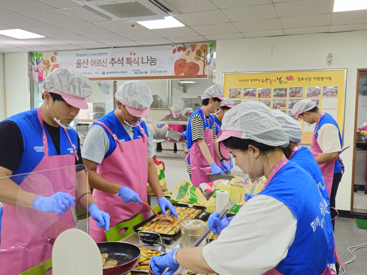 현대글로비스 임직원 봉사단이 지난 4일 울산광역시동구노인복지관에서 어르신께 대접할 음식을 준비하고 있다. [현대글로비스 제공]