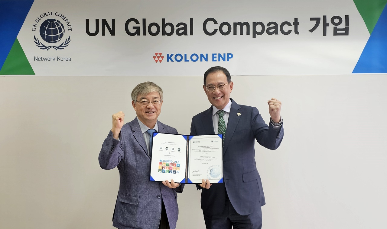 허성(오른쪽) 코오롱ENP 대표이사, 유연철 UNGC 한국협회 사무총장이 경기 과천시 코오롱타워에서 UNGC 가입증서 전달식 이후 기념사진 촬영을 하고 있다. [코오롱ENP 제공]