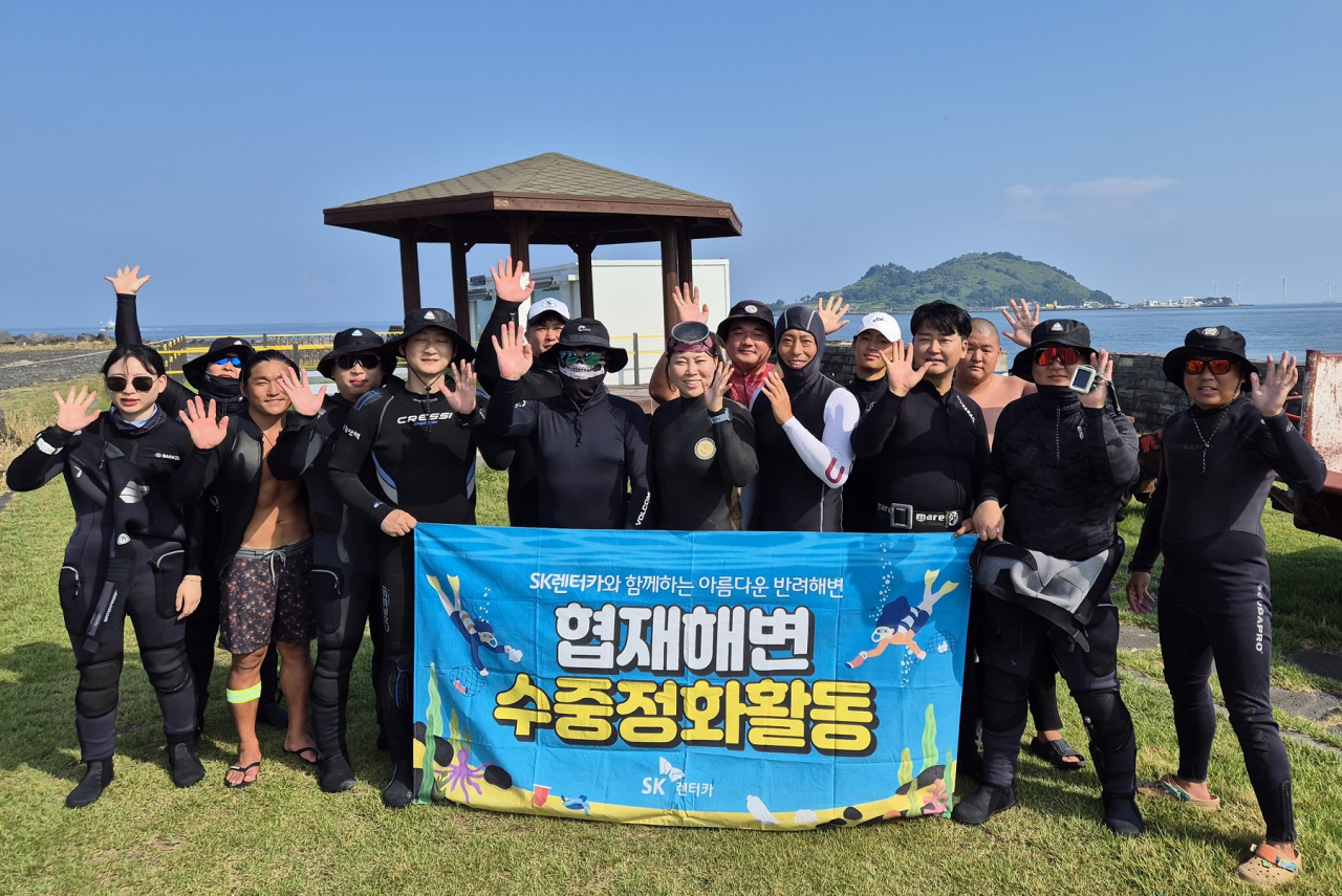 SK렌터카 스쿠버 다이빙 동호회, 해양환경보호단체 ‘오션케어’, UDT 자원봉사단 ‘바다살리기 운동본부’, 이호 어촌계 해녀 등 총 20명이 지난 6일 협재해수욕장 수중 정화 활동에 참여했다. [SK렌터카 제공]