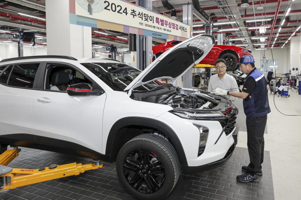 정비사가 트랙스 크로스오버 차량을 정비하는 모습. [GM 한국사업장 제공]