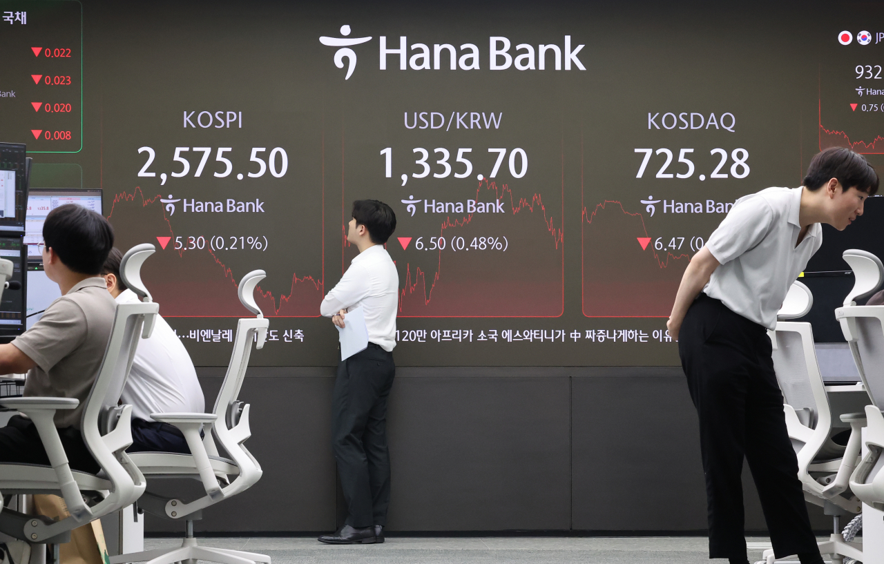 서울 중구 하나은행 딜링룸에서 직원들이 업무를 보고 있다.[연합]