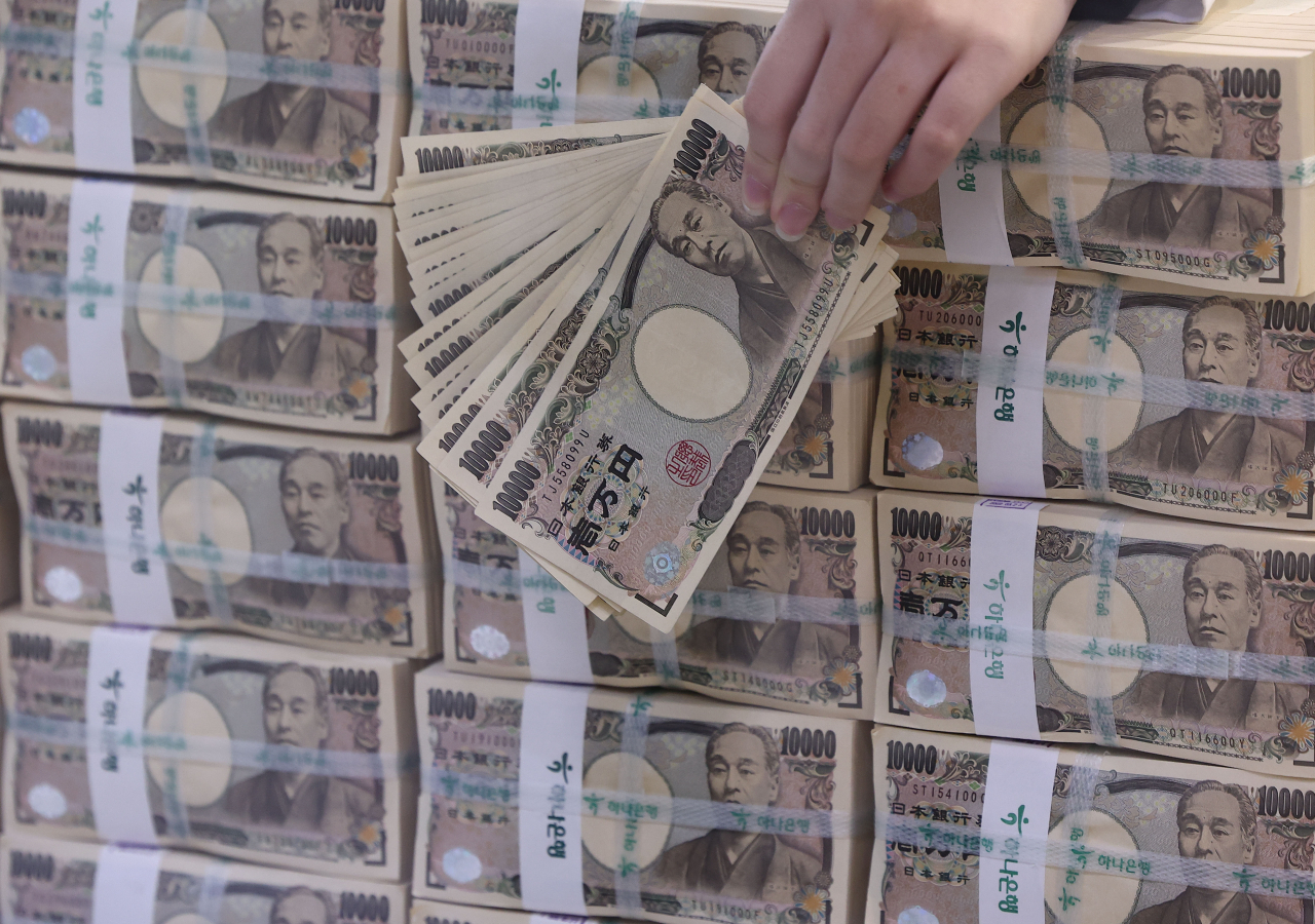 서울 중구 하나은행 위변조대응센터에서 직원이 엔화를 정리하고 있다.[연합]