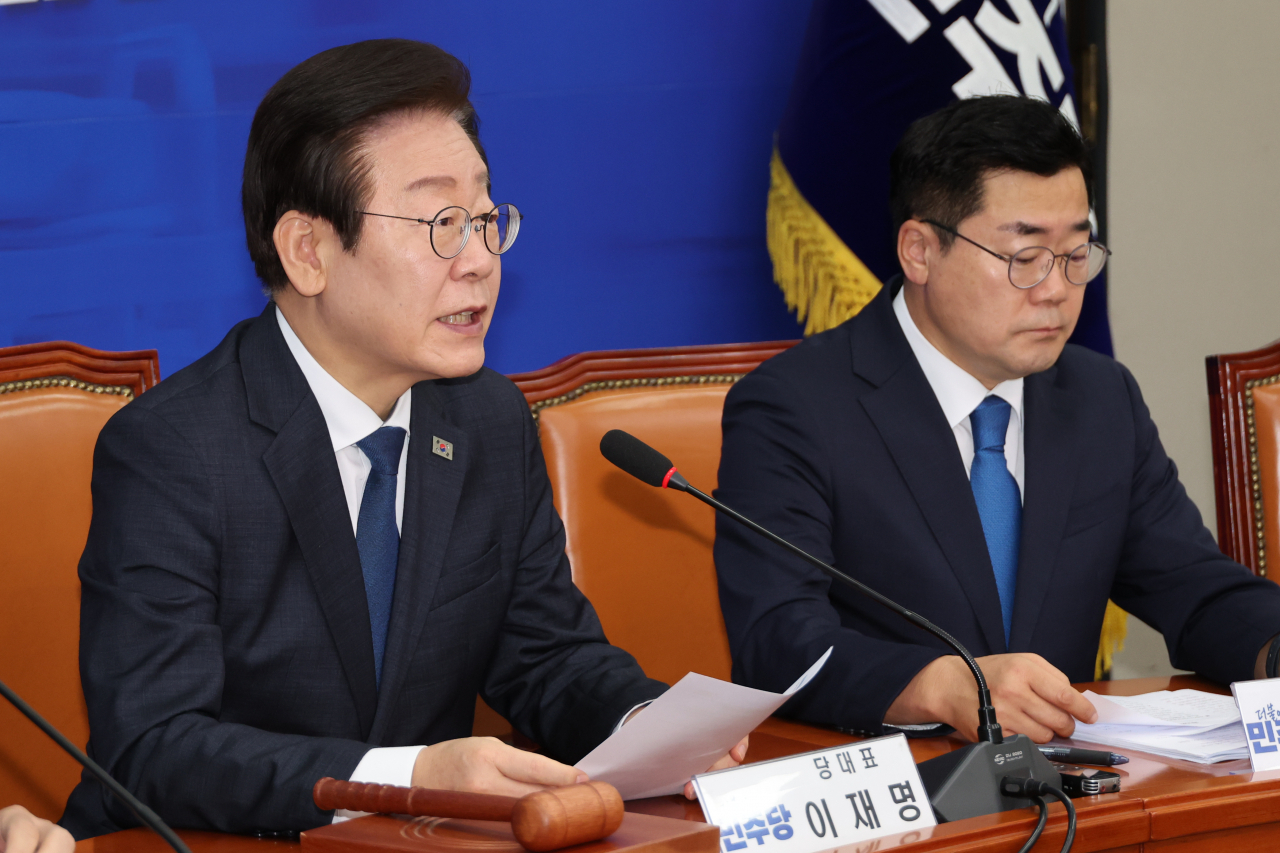 이재명(왼쪽) 더불어민주당 대표가 9일 오전 서울 여의도 국회에서 열린 최고위원회의에서 발언하고 있다. [연합]