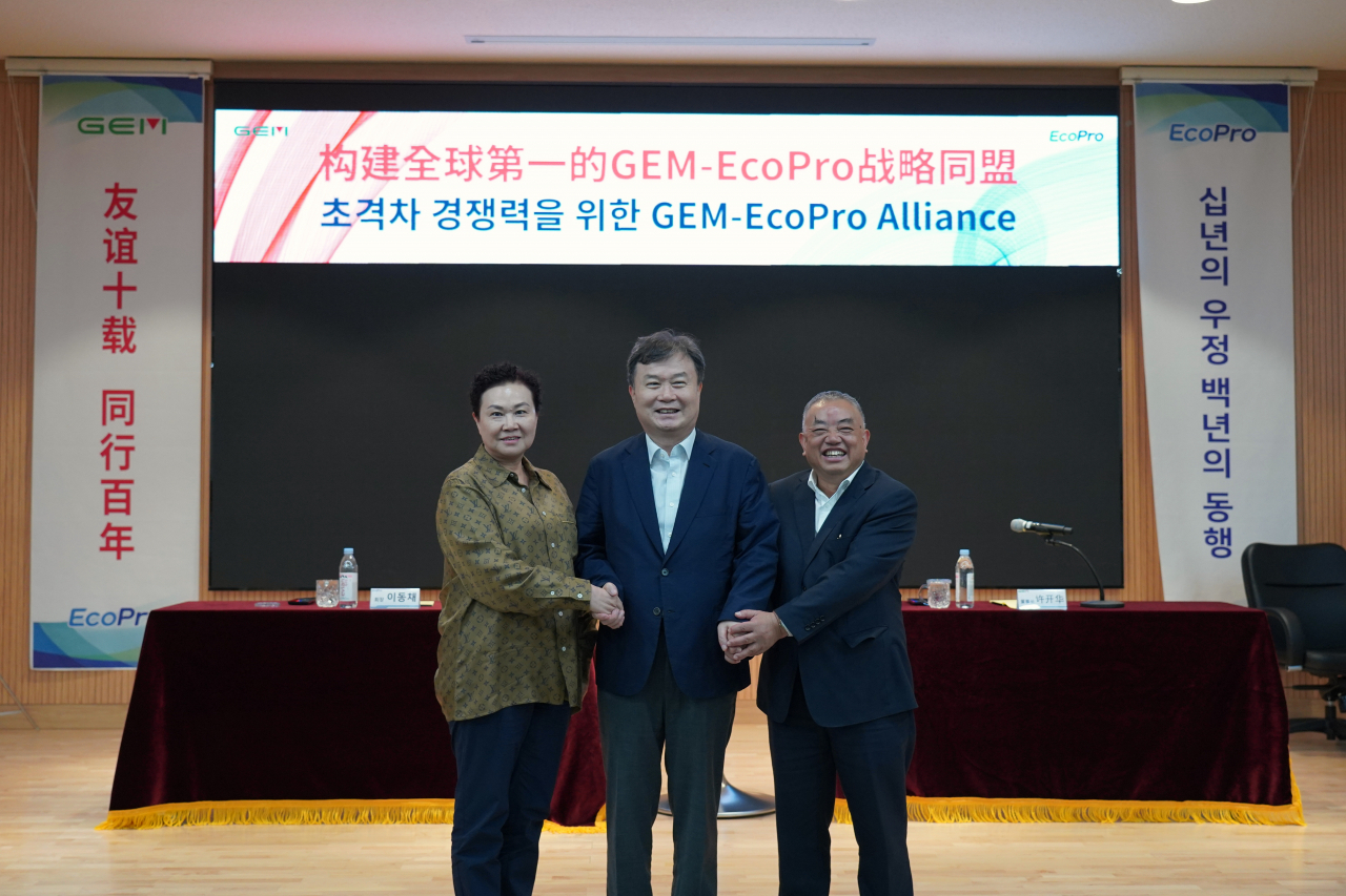 이동채(가운데) 전 에코프로 회장이 허개화(오른쪽) GEM 회장, 왕민(왼쪽) GEM 부회장과 충북 청주시 에코프로 본사에서 최근 협력 방안을 논의한 뒤 기념사진을 촬영하고 있다. [에코프로 제공]