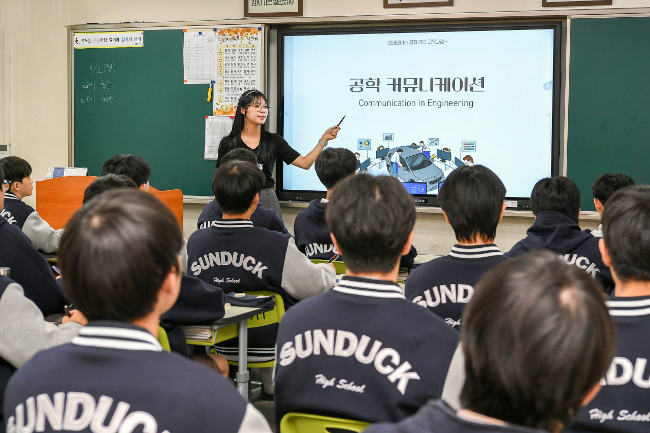서울 선덕고등학교 학생들이 '공학 커뮤니케이션' 수업을 진행하고 있다. 공학 커뮤니케이션은 현대모비스가 청소년 공학리더 양성을 위해 개발한 교육 과정으로, 일반계 고등학교 교과목으로 채택돼 수업에 활용될 예정이다. [현대모비스 제공]