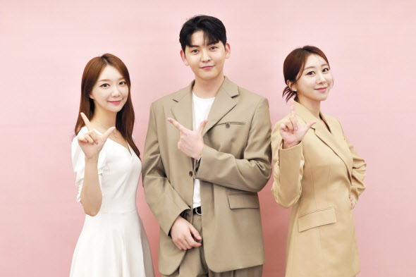 2024년 공채 쇼호스트 합격자 박지우(왼쪽부터), 노수일, 김우영이 롯데홈쇼핑의 ‘L’자를 그리며 포즈를 취하고 있다. [롯데홈쇼핑 제공]