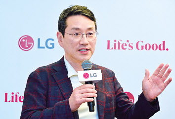 조주완 LG전자 최고경영자(CEO)가 지난 6일(현지시간) 유럽 최대 가전전시회 IFA 2024가 열리는 독일 베를린 메세 베를린에서 기자들의 질문에 답하고 있다. [LG전자 제공]