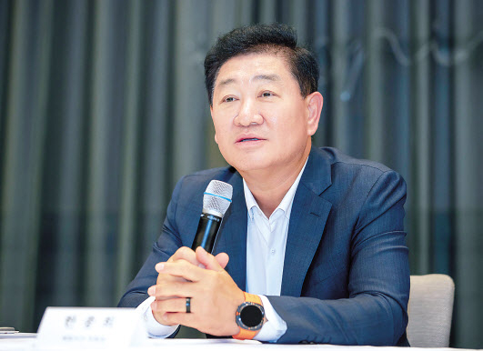 한종희 삼성전자 대표이사 부회장이 7일(현지시간) 독일 베를린에서 열린 기자간담회에서 ‘AI 기반 지능 가전으로 고객 사용 경험의 패러다임 전환’에 대해 설명하고 있다. [삼성전자 제공]