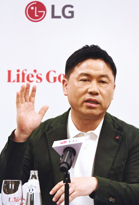 류재철 LG전자 H&A사업본부장(사장)이 유럽 최대 가전전시회 IFA 2024가 열리는 독일 베를린에서 지난 5일 기자간담회를 갖고 있다. [LG전자 제공]