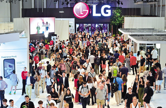 IFA 2024 LG전자 전시관을 살펴보고 있는 관람객의 모습 [LG전자 제공]