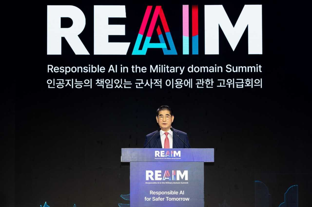 북한의 핵·미사일 위협 고도화와 글로벌 안보 불안이 심화되는 가운데 이번 주 서울에선 REAIM 고위급회의와 한·유엔사 국방장관회의, 서울안보대화 등 군사외교 ‘슈퍼위크’가 펼쳐진다. 김용현 국방부 장관은 환영사에서 “우리는 인공지능의 군사적 이용에 관한철저한 기준과 규범을 마련해 나가야 한다”고 강조했다. [국방부 제공]