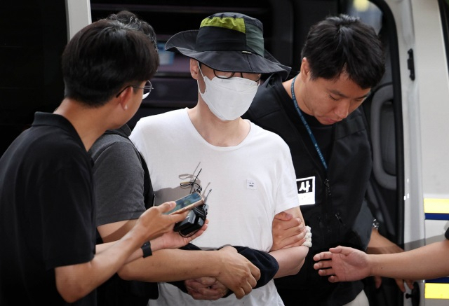 서울 은평구 소재 아파트 단지에서 같은 아파트 주민에게 일본도를 휘둘러 살해한 30대 남성 백모씨가 1일 서울 마포구 서울서부지법에서 열린 살인 혐의 영장실질심사(구속 전 피의자심문)에 출석하고 있다.[뉴시스]
