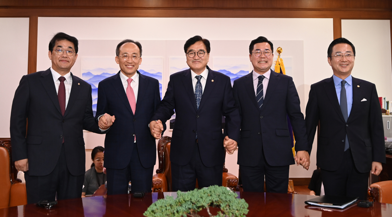 배준영(왼쪽부터) 국민의힘 원내수석부대표, 추경호 원내대표, 우원식 국회의장, 박찬대 더불어민주당 원내대표, 박성준 원내수석부대표가 9일 오전 서울 여의도 국회 의장실에서 열린 여야 원내대표 회동에 앞서 기념 촬영하고 있다. [연합]