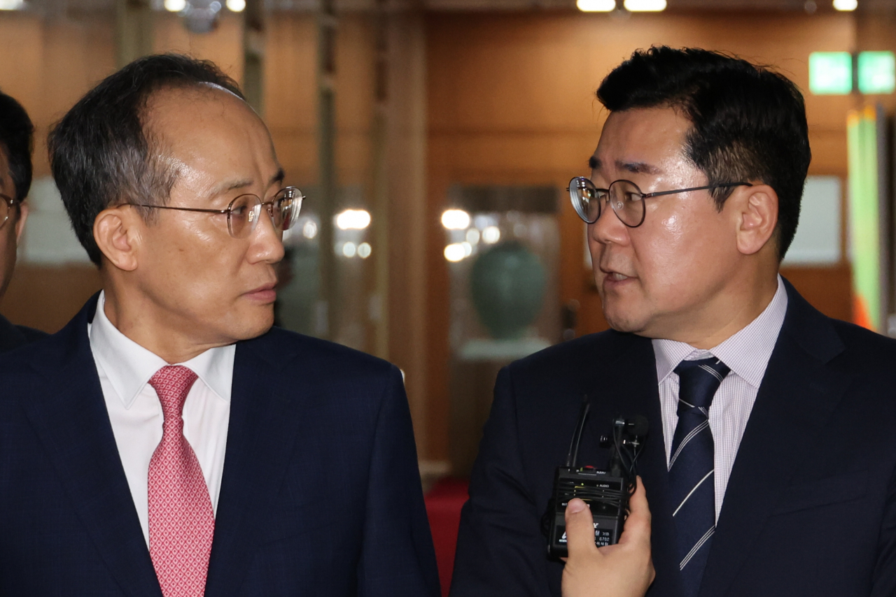 추경호(왼쪽) 국민의힘 원내대표와 박찬대 더불어민주당 원내대표가 9일 오전 서울 여의도 국회에서 우원식 국회의장과 여야의정 협의체 등을 논의한 뒤 브리핑하고 있다. [연합]