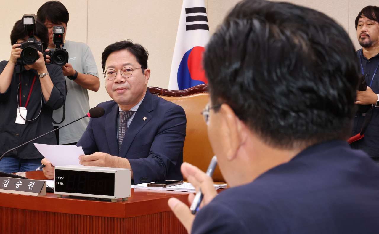 9일 오전 열린 국회 법제사법위원회의 법안심사제1소위원회에서 더불어민주당 소속 김승원 소위원장이 유상범 국민의힘 의원의 발언을 듣고 있다. [연합]