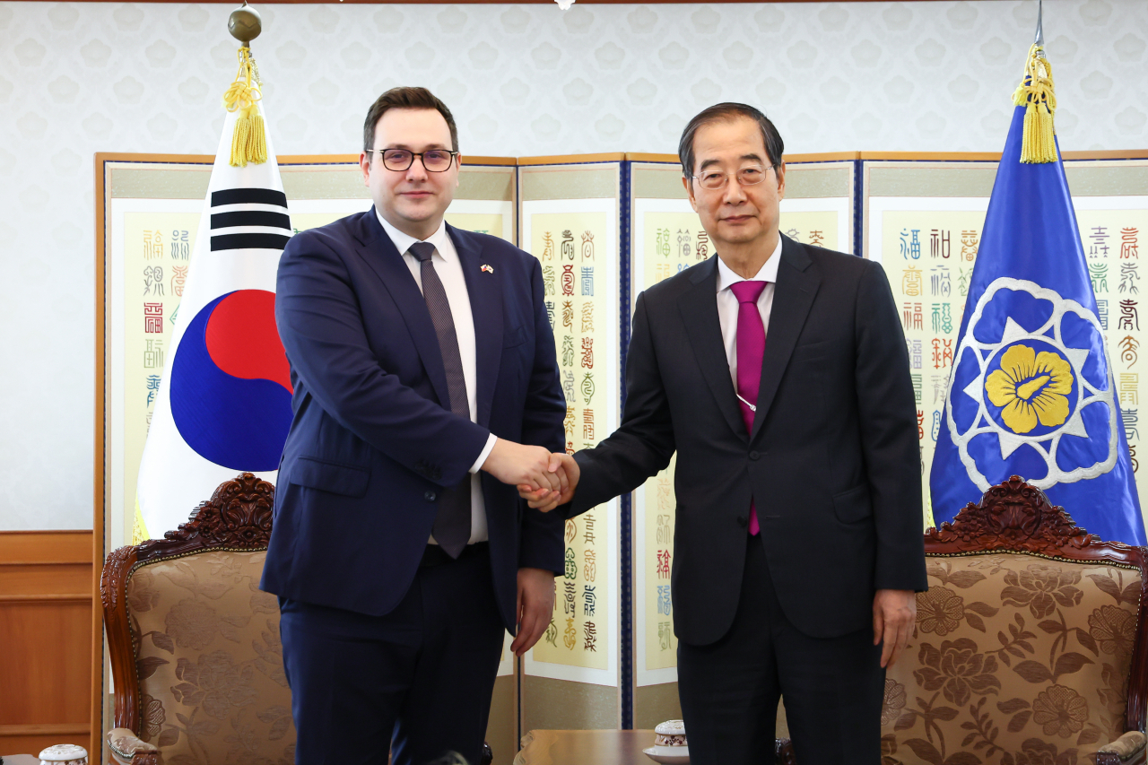 한덕수 국무총리가 9일 서울 종로구 정부서울청사에서 얀 리파브스키 체코 외교장관과 악수하며 기념 촬영하고 있다. [연합]