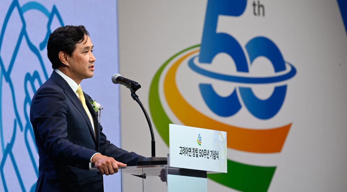 최윤범 고려아연 회장이 창립 50주년(8월 1일)을 맞아 지난 7월 31일 개최된 창립 기념식에서 ‘새로운 미션’과 ‘핵심가치 5가지’를 발표하고 있다. [고려아연 제공]