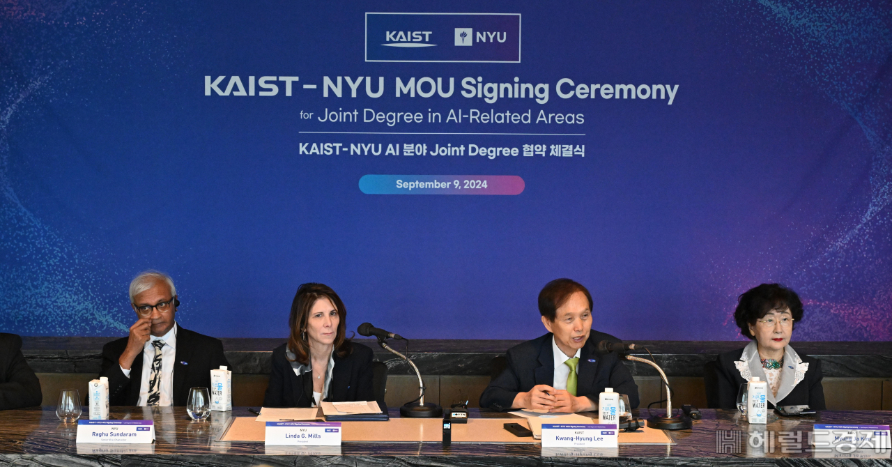 이광형(오른쪽 두 번째) KAIST 총장과 린다 밀스 뉴욕대학교 총장(오른쪽 세 번째)이 9일 오전 서울 종로구 포시즌스 호텔에서 열린 KAIST-NYU 인공지능 분야 공동학위제(Joint Degree) 도입을 위한 업무협약식에 참석해 기자들의 질의에 답변하고 있다. 임세준 기자