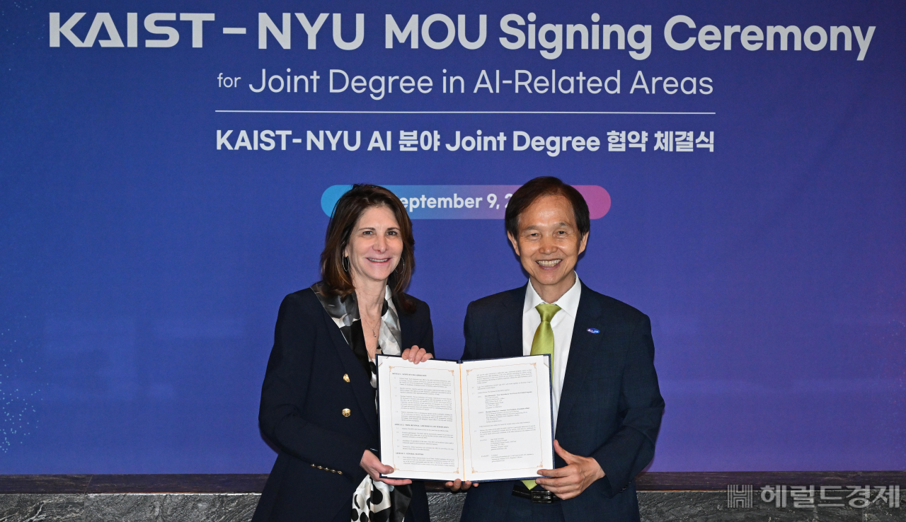린다 밀스(왼쪽) 뉴욕대학교 총장과 이광형 KAIST 총장이 9일 오전 서울 종로구 포시즌스 호텔에서 KAIST-NYU 인공지능 분야 공동학위제(Joint Degree) 도입을 위한 업무협약을 맺고 있다. 임세준 기자.