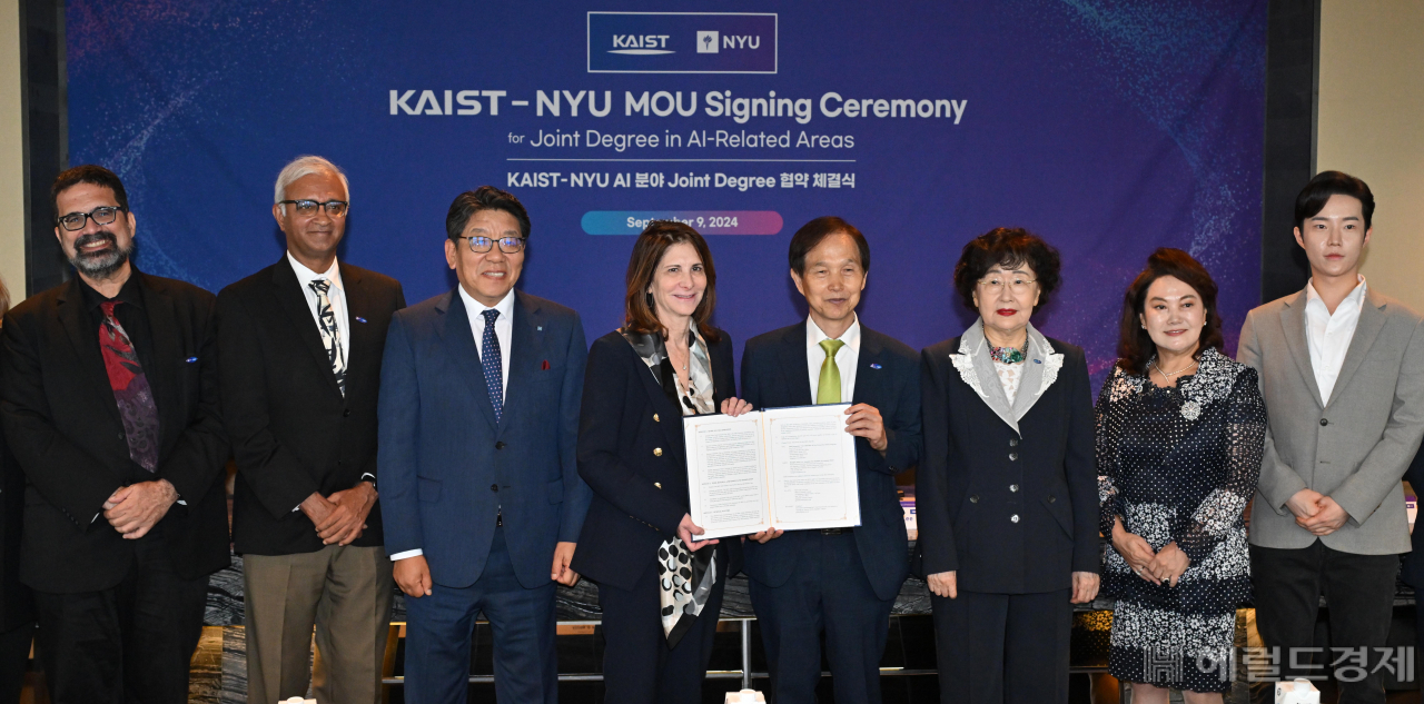 린다 밀스(왼쪽 네 번째) 뉴욕대학교 총장, 이광형(오른쪽 네 번째) KAIST 총장, 최진영(왼쪽 세 번째) 헤럴드미디어그룹 대표이사를 비롯한 참석자들이 9일 오전 서울 종로구 포시즌스 호텔에서 열린 KAIST-뉴욕대(NYU) 인공지능 분야 공동학위제(Joint Degree) 도입을 위한 업무협약에서 기념촬영을 하고 있다. 임세준 기자.