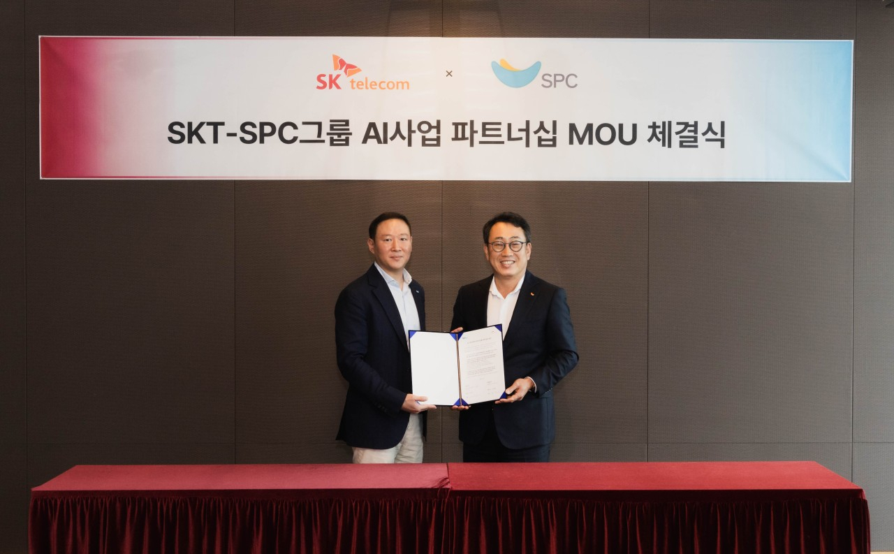 허희수(왼쪽) SPC그룹 부사장과 유영상 SKT CEO가 업무 협약을 마친 후 기념 촬영하는 모습. [SPC그룹 제공]