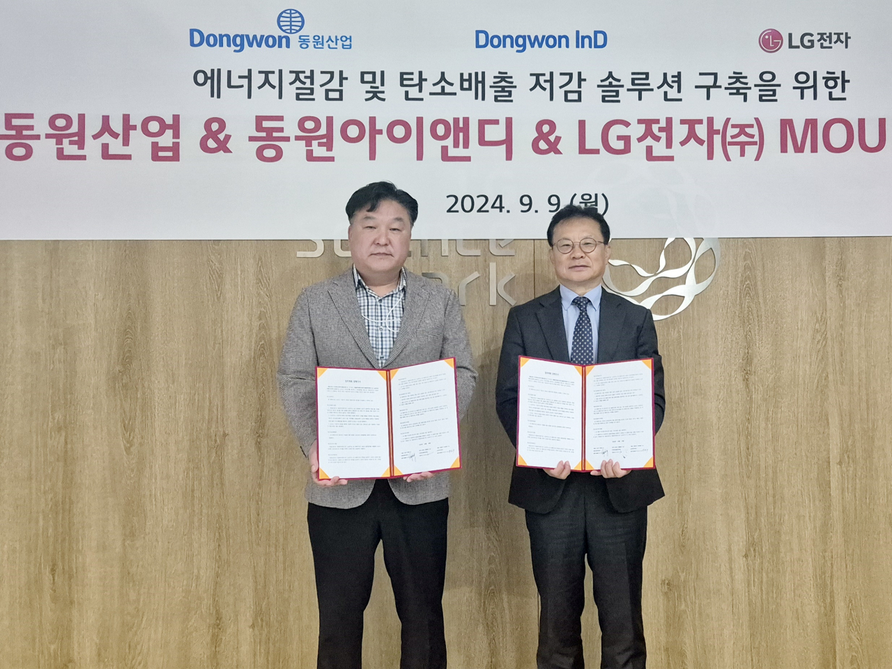9일 서울 강서구 LG사이언스파크에서 장인성(오른쪽) 동원산업 종합기술원장과 박완규 LG전자 H&A사업본부 칠러사업담당 상무가 업무 협약을 맺고 기념 촬영을 하고 있다. [동원그룹 제공]