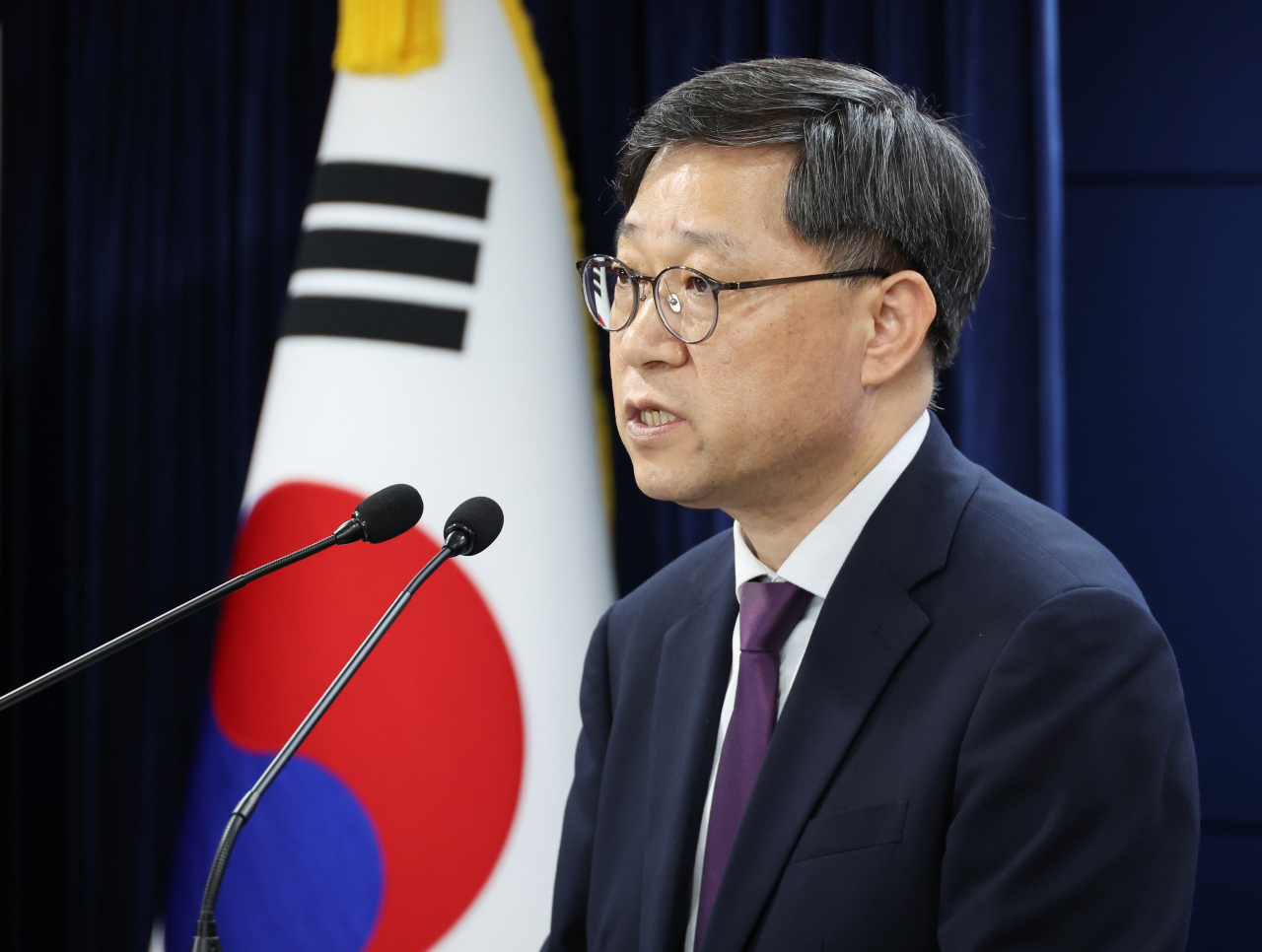 정윤순 보건복지부 보건의료정책실장이 9일 서울 종로구 정부서울청사에서 열린 응급의료 등 비상진료 대응 관련 브리핑에서 추석 연휴 문 여는 의료기관, 추석 연휴 대비 비상진료 건강보험 지원방안, 응급의료 현황 등을 브리핑하고 있다.[연합]