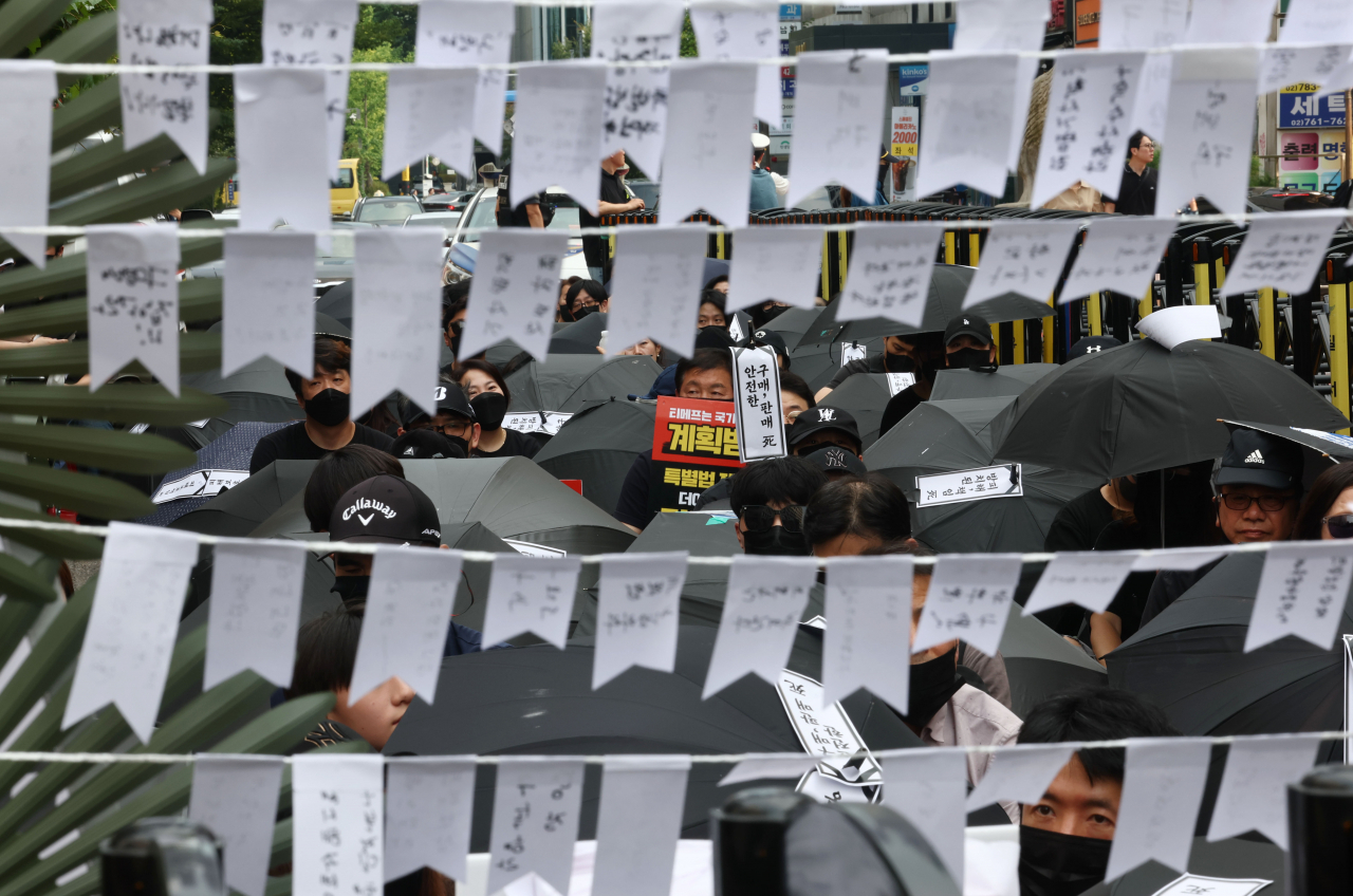 티몬·위메프(티메프) 정산 지연 사태 피해자들이 8일 서울 영등포구 여의도 국민의힘 당사 앞에서 전자상거래 사망 선고 집회를 하고 있다. [연합]