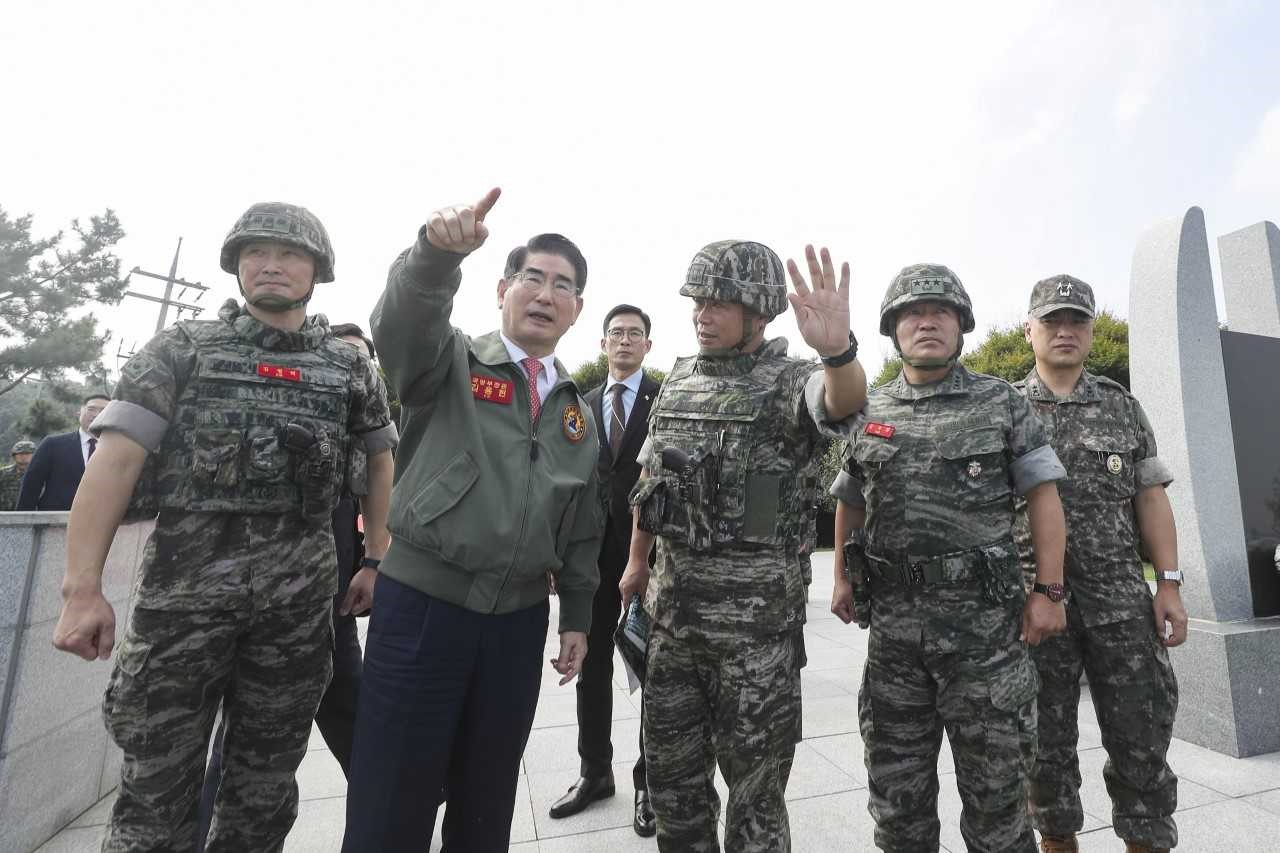 김용현 국방부 장관은 9일 해병대 제2사단을 찾아 취임 후 첫 군사대비태세를 현장점검했다. 김 장관이 해병대 장병들과 기념사진을 촬영하고 있다. [국방부 제공]