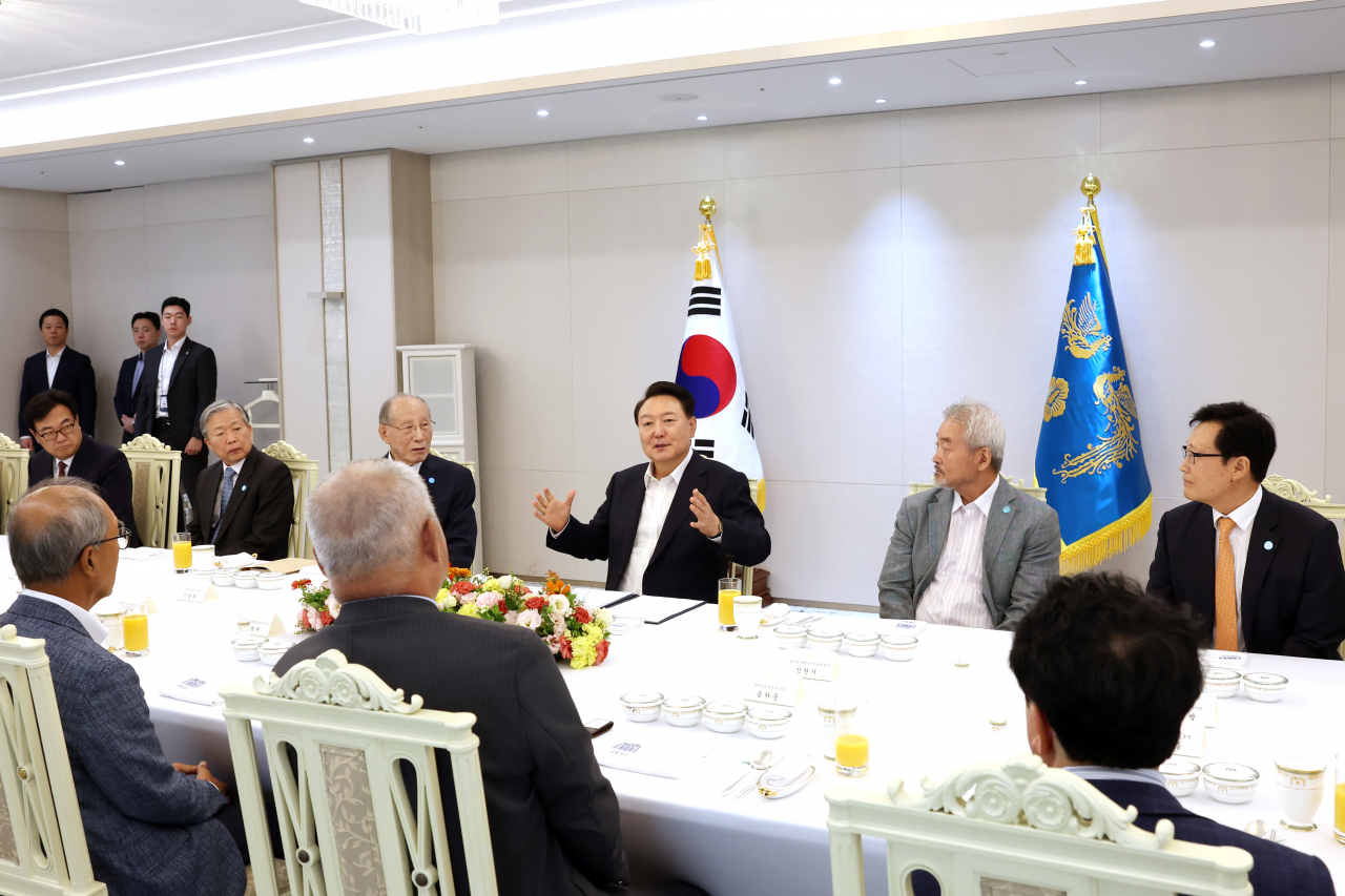 윤석열 대통령이 9일 서울 용산 대통령실에서 열린 '원자력 분야 원로 오찬 간담회'에 참석해 발언하고 있다. [연합]