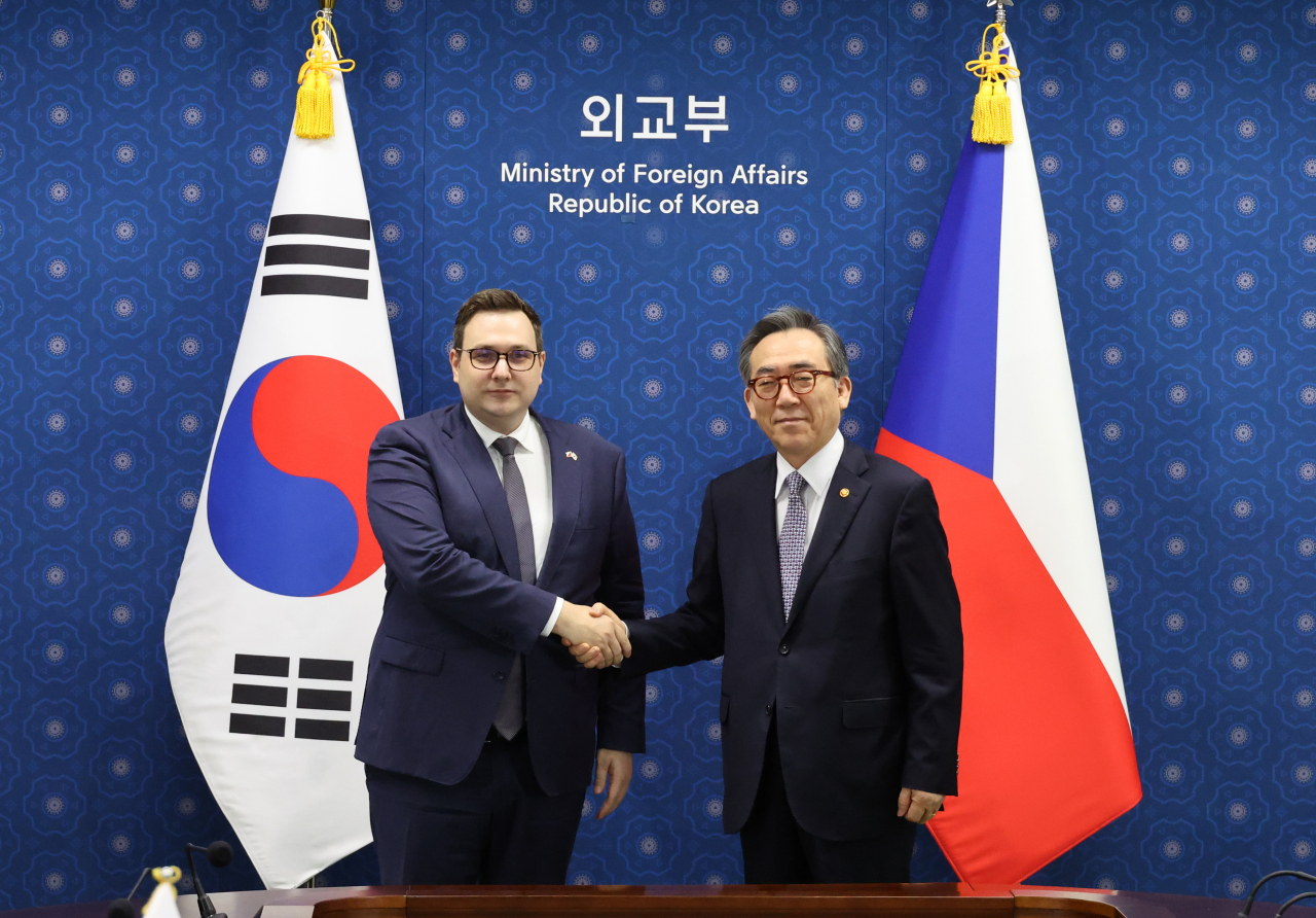 조태열 외교부 장관이 9일 서울 종로구 외교부에서 얀 리파브스키 체코 외교장관과 회담에 앞서 인사하고 있다. [연합]
