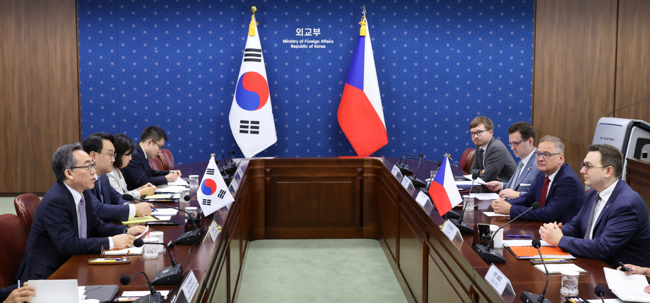 조태열 외교부 장관이 9일 서울 종로구 외교부에서 얀 리파브스키 체코 외교장관과 회담하고 있다. [연합]