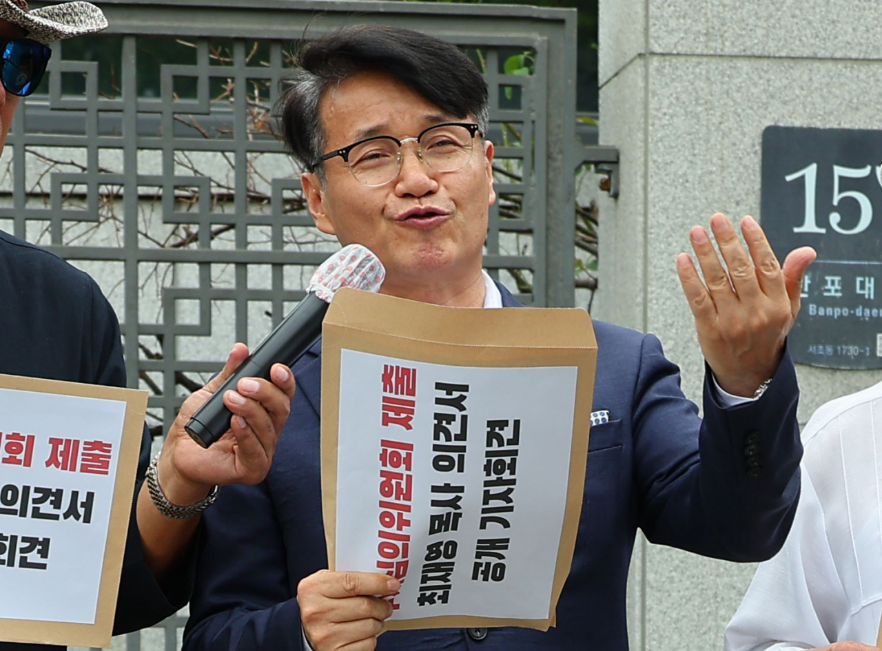 김건희 여사에게 명품백을 건넨 최재영 목사가 5일 서울 서초구 대검찰청 앞에서 수사심의위원회 소집 신청 수용을 촉구하고 있다. [연합]