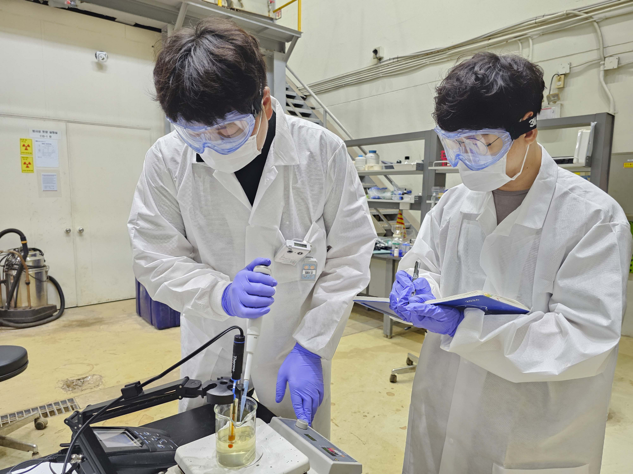 우라늄 회수를 위한 침전반응을 위해 무기성 첨가제를 주입하고 있다.[한국원자력연구원 제공]