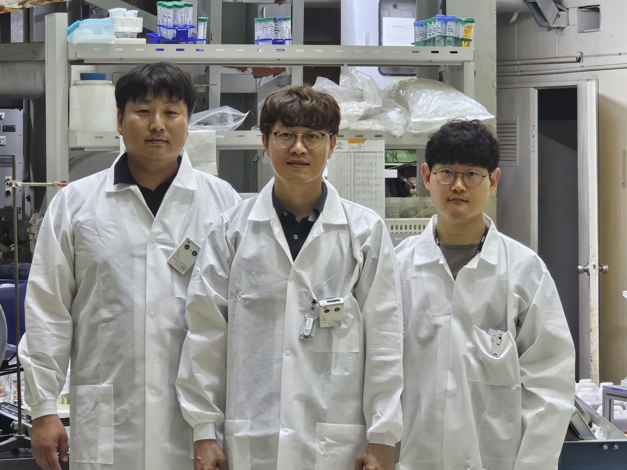 우라늄 추출 기술을 개발한 한국원자력연구원 연구진. 오맹교(왼쪽부터) 박사, 은희철 실장, 정준영 박사.[한국원자력연구원 제공]