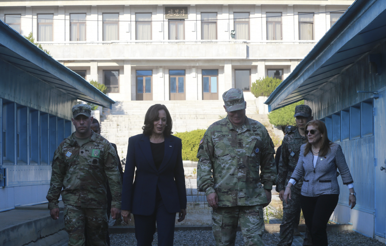 카멀라 해리스 미국 부통령이 2022년 오후 경기 파주시 판문점을 찾아 둘러보고 있다. 사진공동취재단