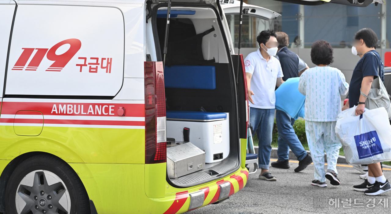 의료공백 사태가 장기화 되며 전국병원의 응급실 운영 위기 상황이 이어지고 있다. 10일 오전 서울 종로구 서울대학교 병원 응급실에서 한 환자가 전원하고 있다. 임세준 기자